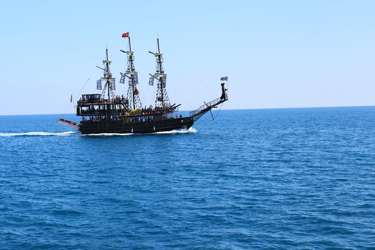 Яхта в средиземном море - Slava 