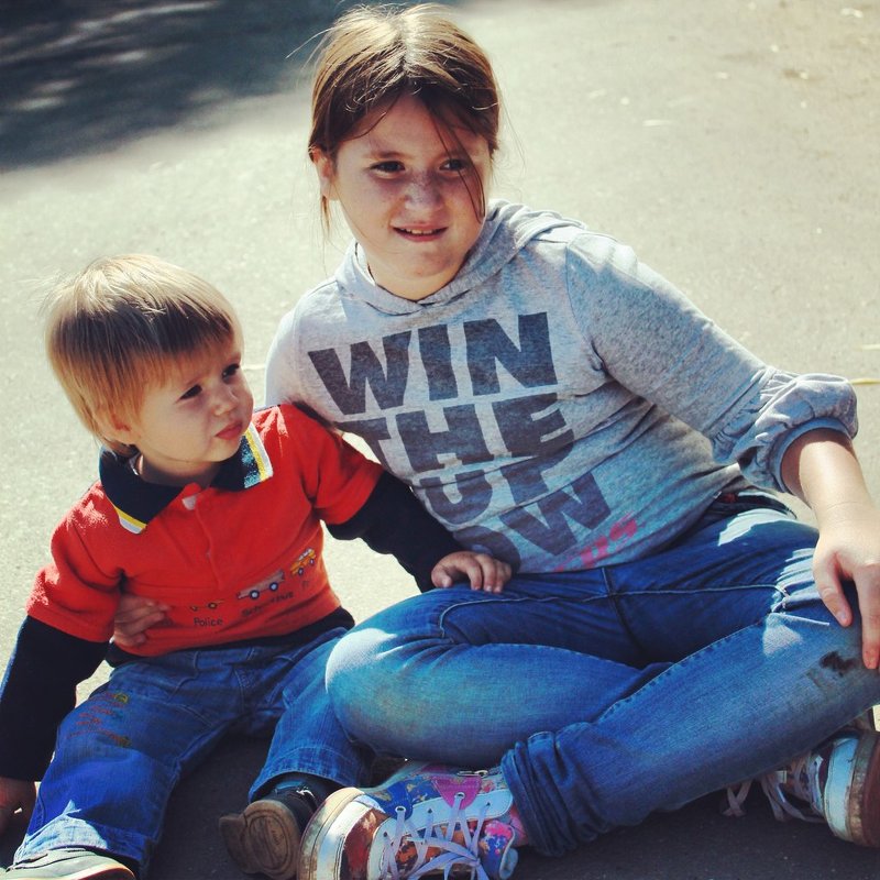 девочка с мальчиком сидит - Юлия 