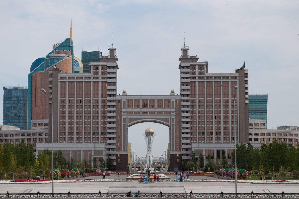 Вид на Байтерек сквозь арку здания Казмунайгаз - Всеволод 