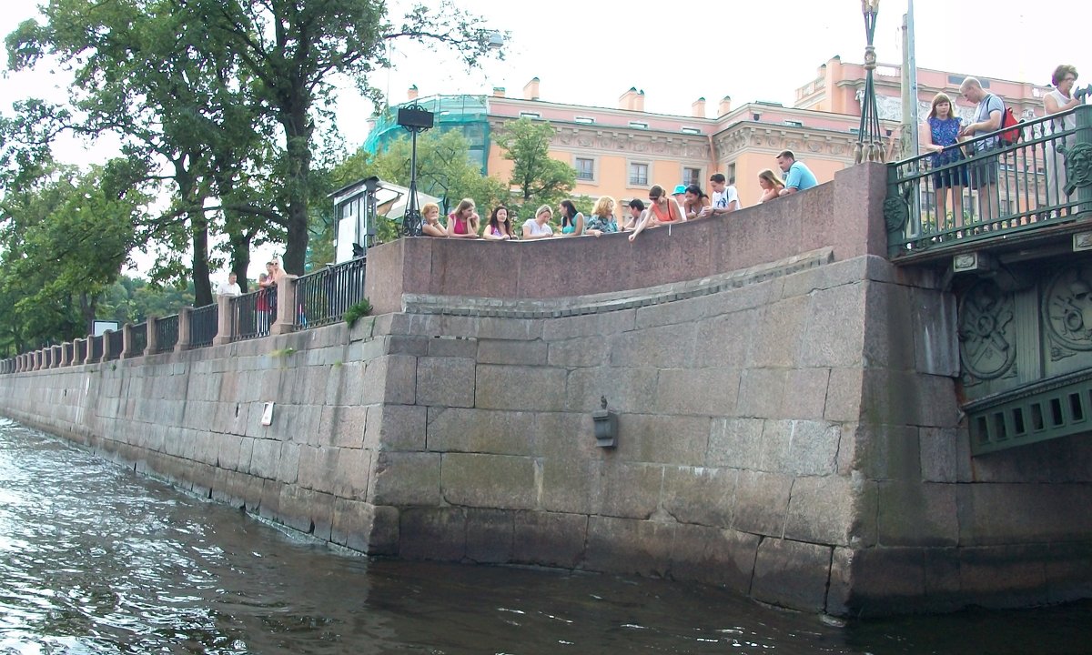 Памятник Чижику на реке Фонтанке.Самый маленький памятник в Петербурге . - Виктор Елисеев
