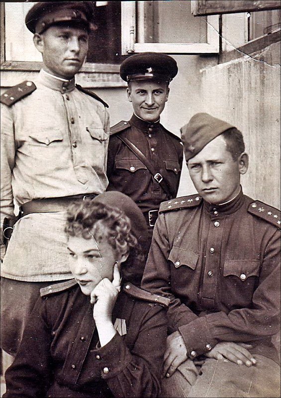 Офицеры. Берлин, май 1945-го. - Нина Корешкова