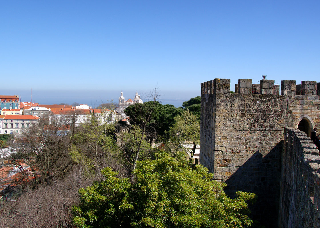 Вид с крепости Сан Жоржи на монастырь - Надежда Гусева