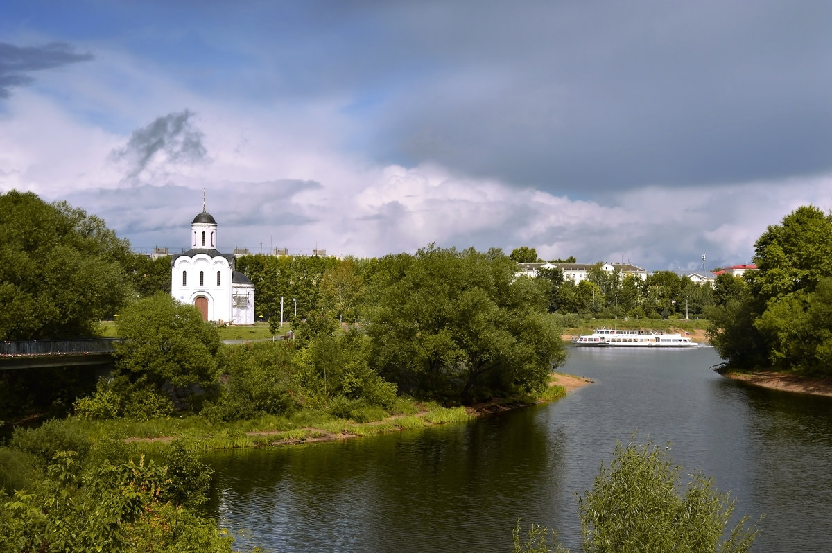 Церковь на берегу реки река Волга