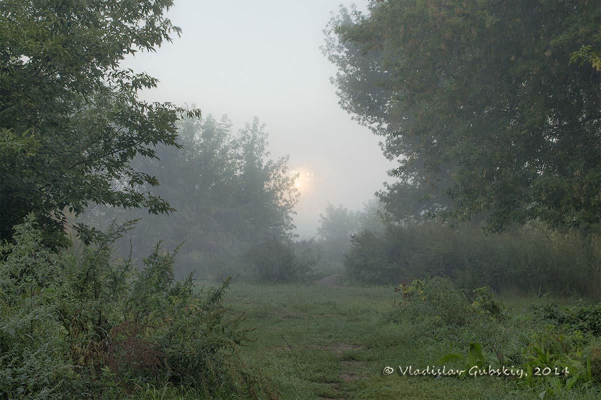 Утро, туман и восходящее солнце отражается от окон дома - Vladislav Gubskiy