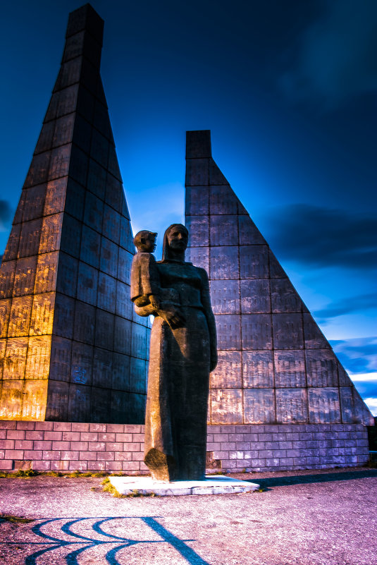 Памятник "Скорбящая мать" - Нина Борисова