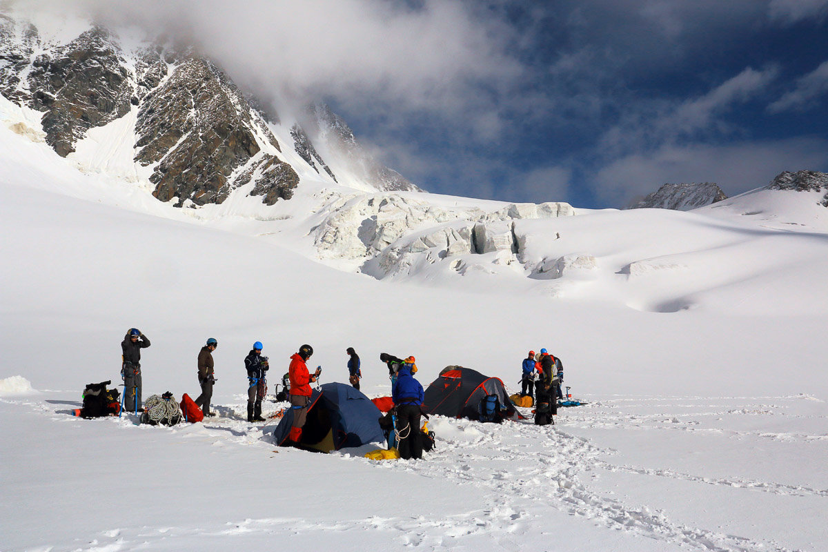 Лагерь на леднике Менсу - Михаил Баевский