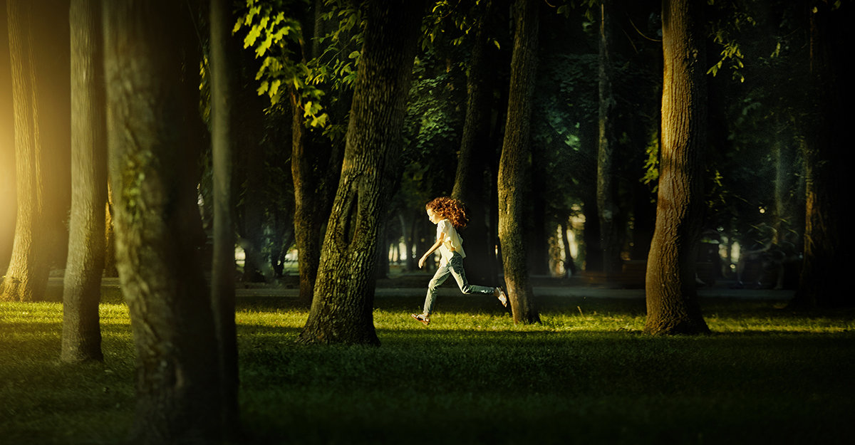 Рыжая девочка, бегущая к свету - Станислав Бурдон