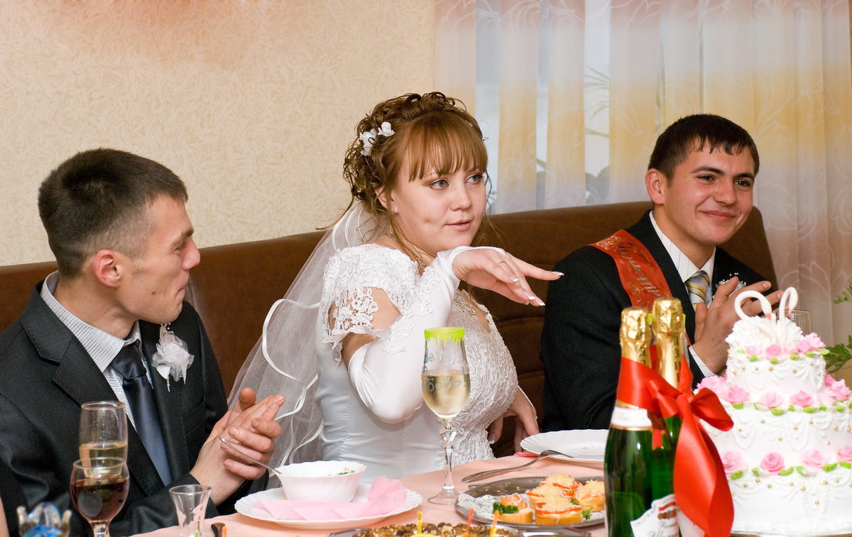 Свадебное фото (танец за столом) - Дмитрий Иванцов