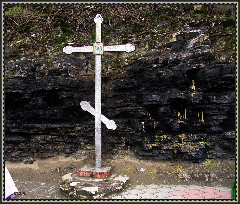 Стена памяти и поминальный крест у источника Св. Иоанна Крестителя - Вера 