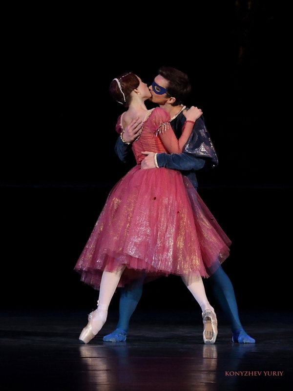 Ромео и Джульетта на бале-маскараде в доме Капулетти ... - Yuriy Konyzhev