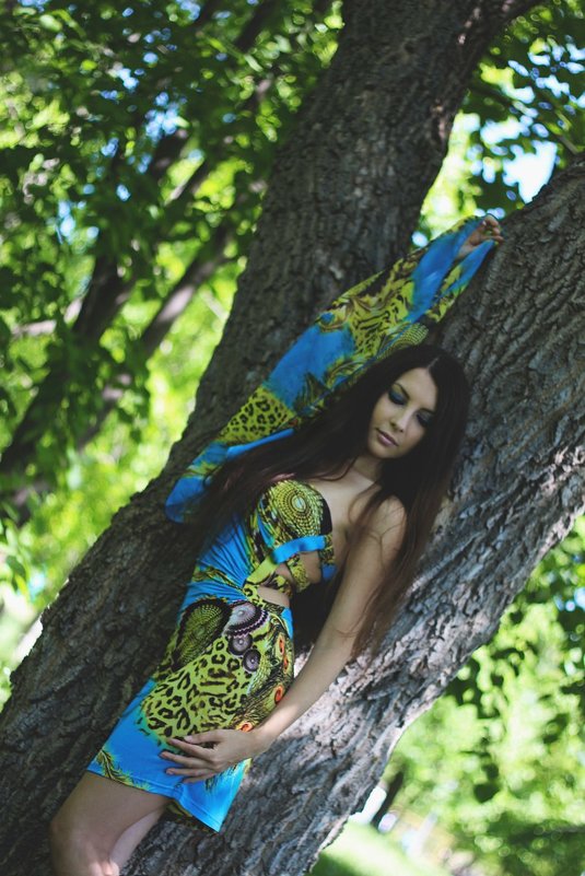 A girl near a tree - Oksana Nesterova
