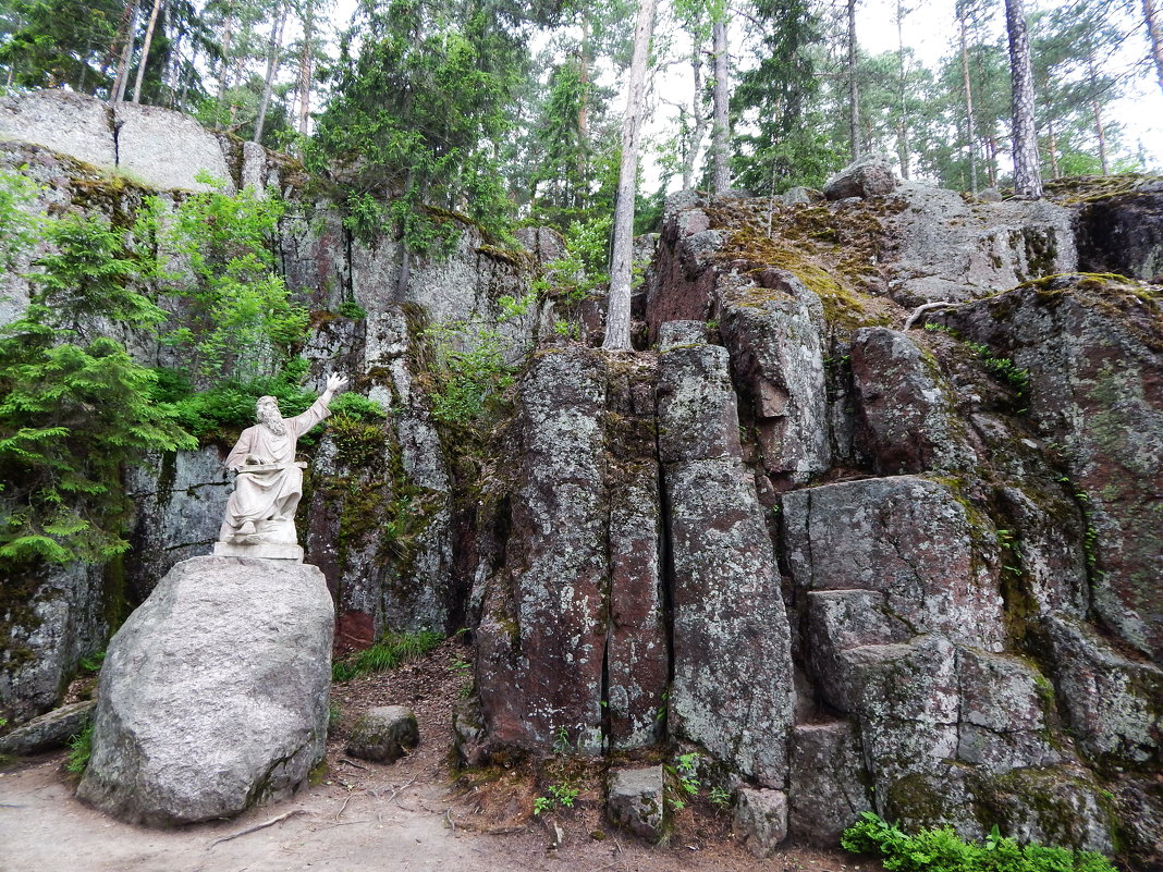 Памятник Венемяйнину в окружении скалистых стен - Валентина Папилова
