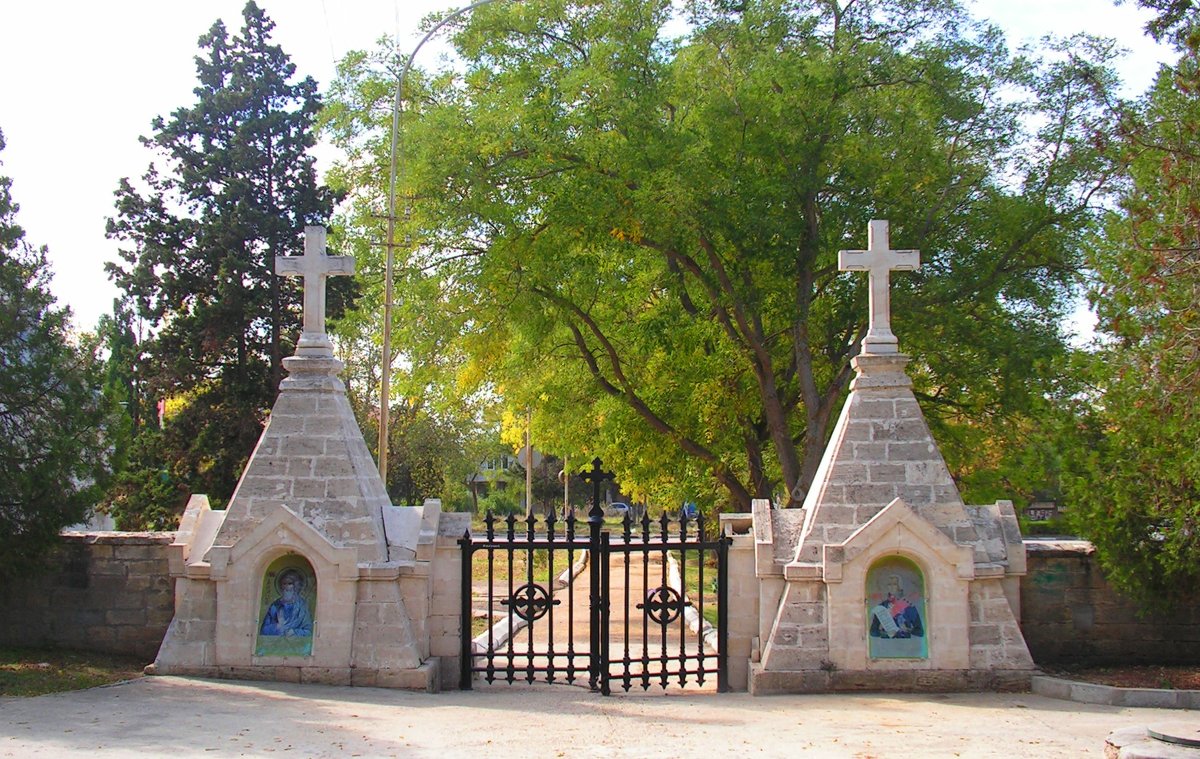 Ворота Братского кладбища - Елена Даньшина