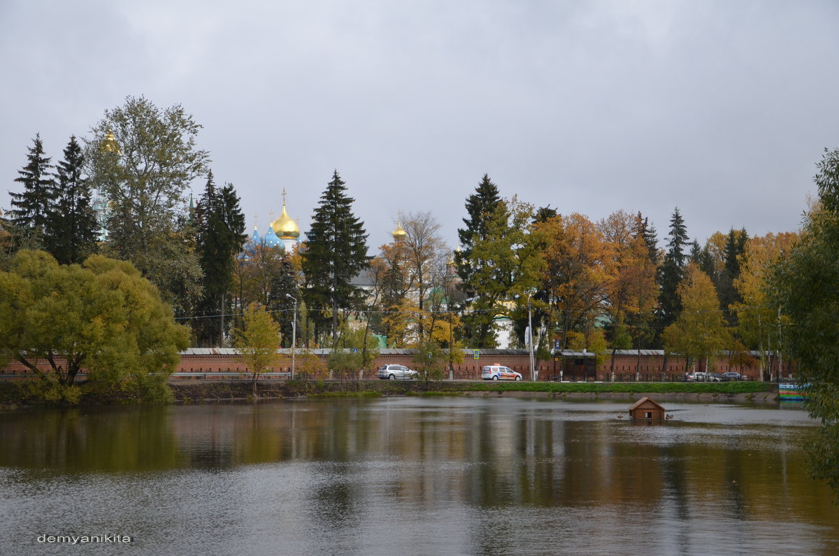 Осень на Келарском пруду в Сергиевом Посаде - demyanikita 