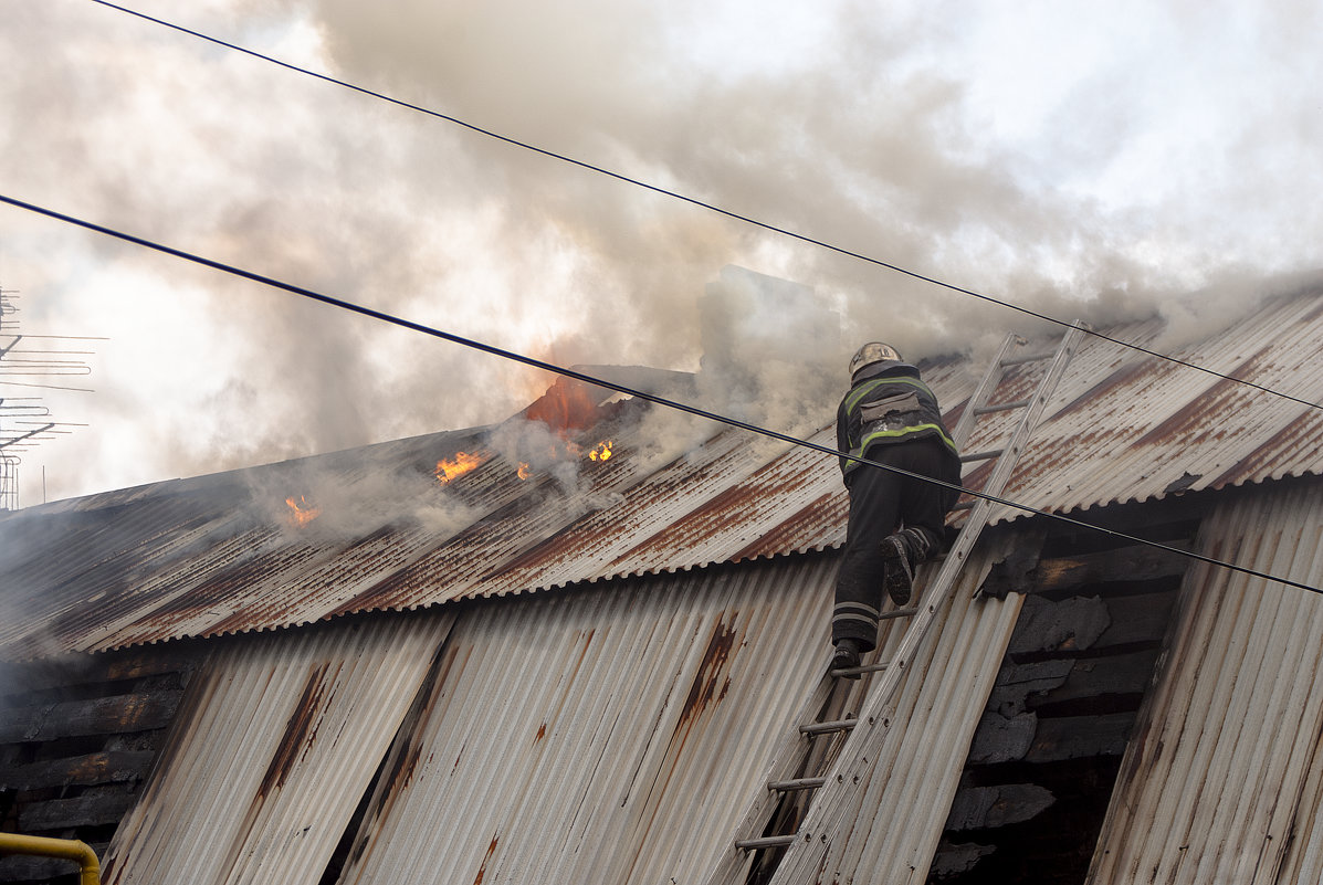 во время ракетного удара пожарные не прекращали тушить горящие дома - сергей 