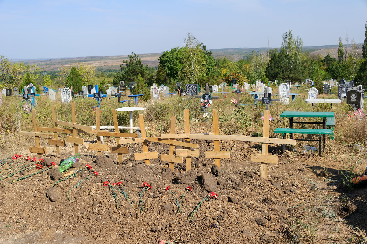 Кладбище в Дмитроке . Могилы апалченцев погибших в районе пропускного пункта Мариновка - Сергей 