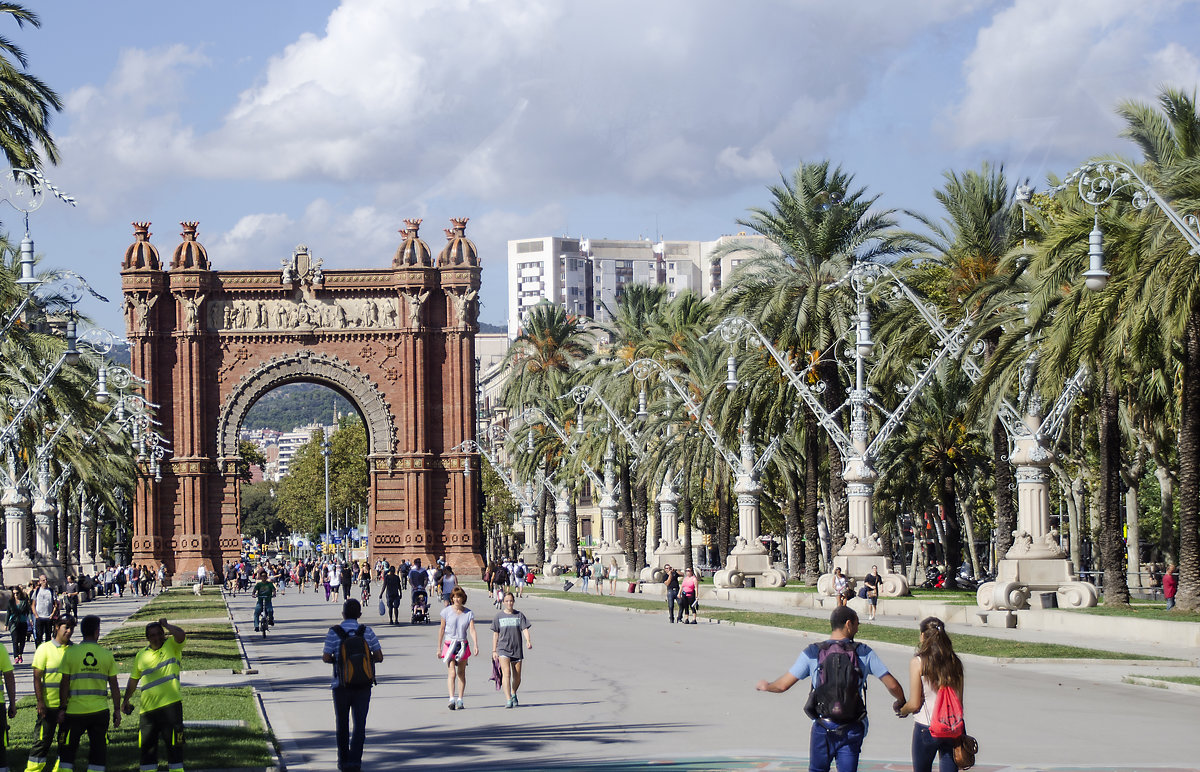 Триумфальная арка в Барселоне. - Олег Чернецов