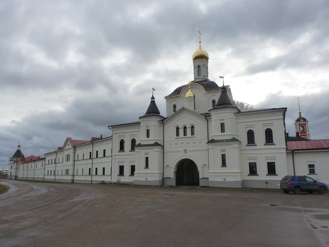 Свято-Троицкий Сергиев Варницкий монастырь. Надвратная церковь Кирилла и Марии - Galina Leskova