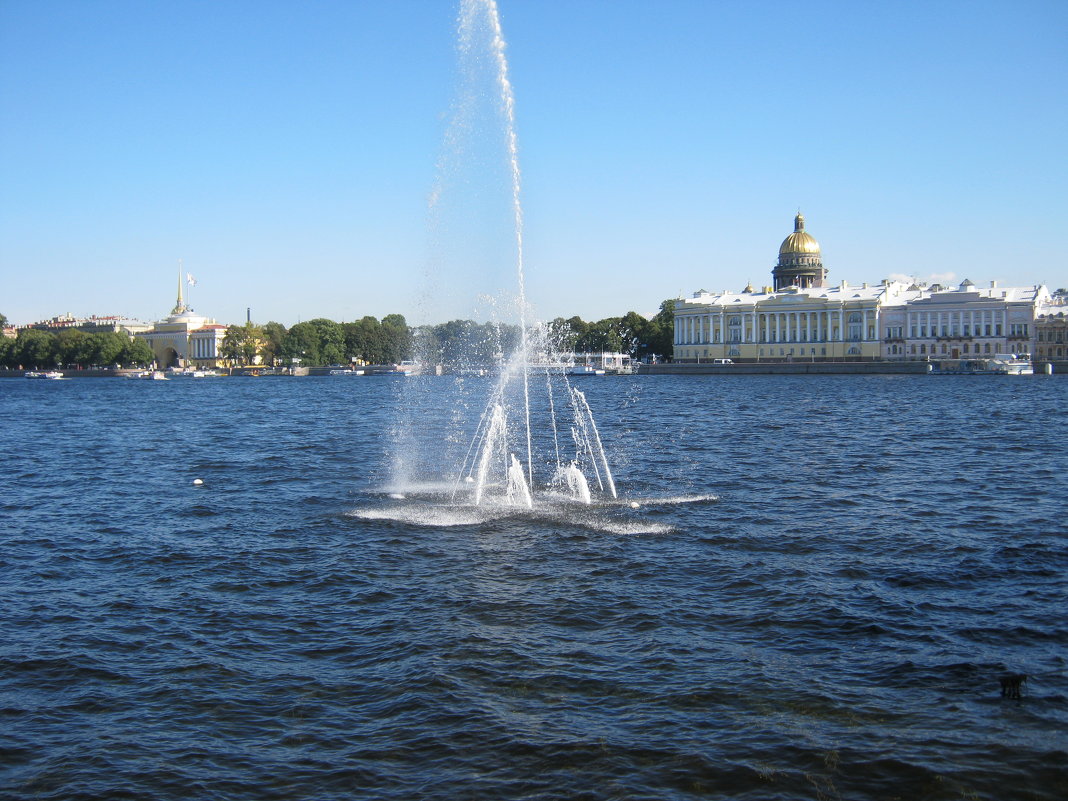 Плавающий  фонтан  на  Неве. - Алексей Рыбаков