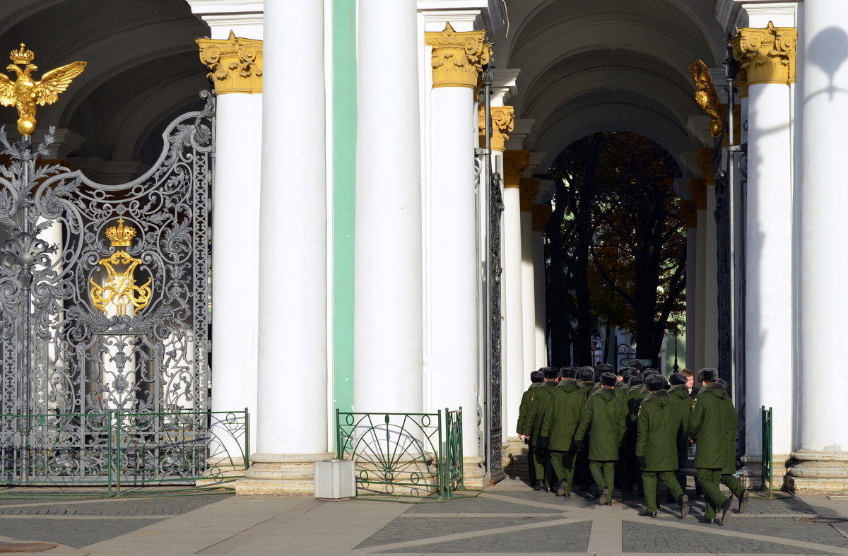 И в Эрмитаж строем. - Светлана Никольская