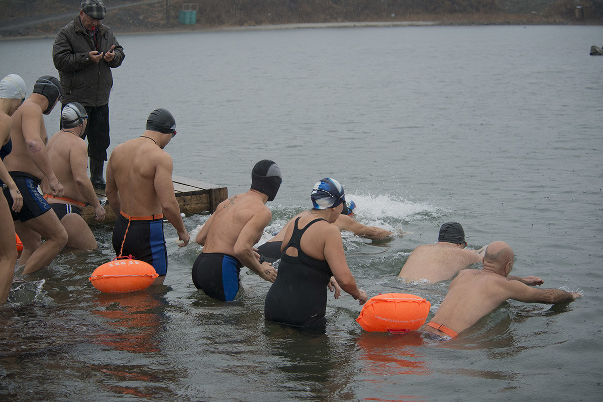 Холодовое плавание, температура воздуха +2, воды +7 - Виктор Алеветдинов