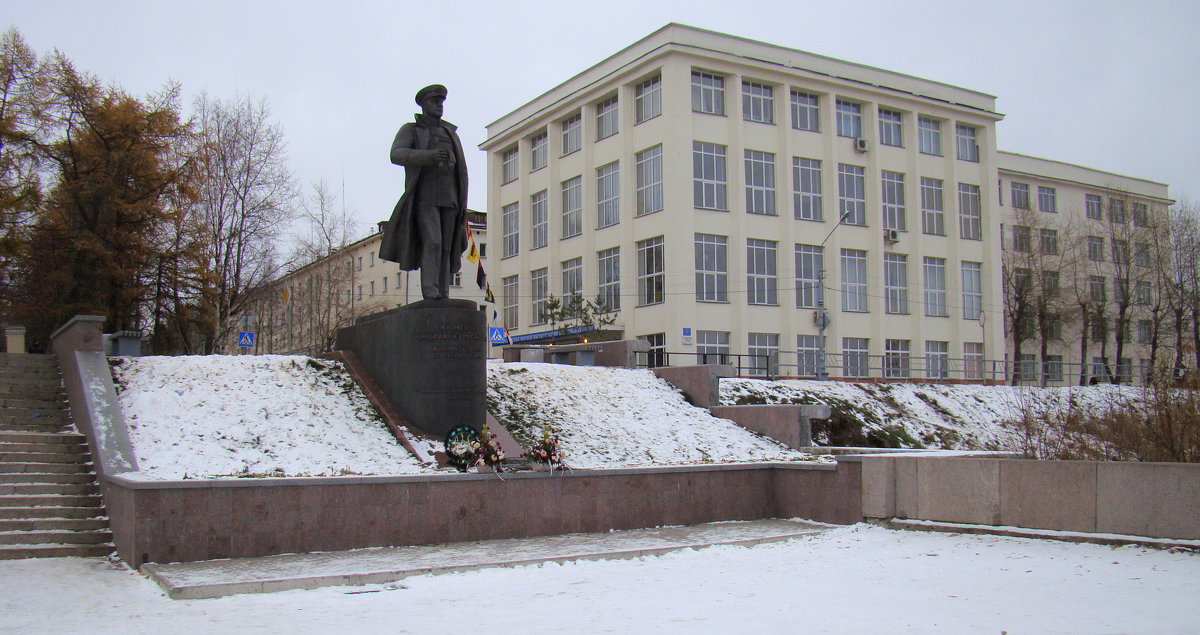 Памятник адмиралу Н.Г. Кузнецову. - Елена Перевозникова