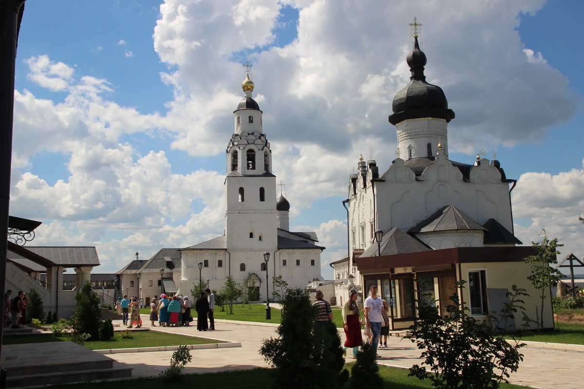 Двор Успенского монастыря - Александр Рождественский