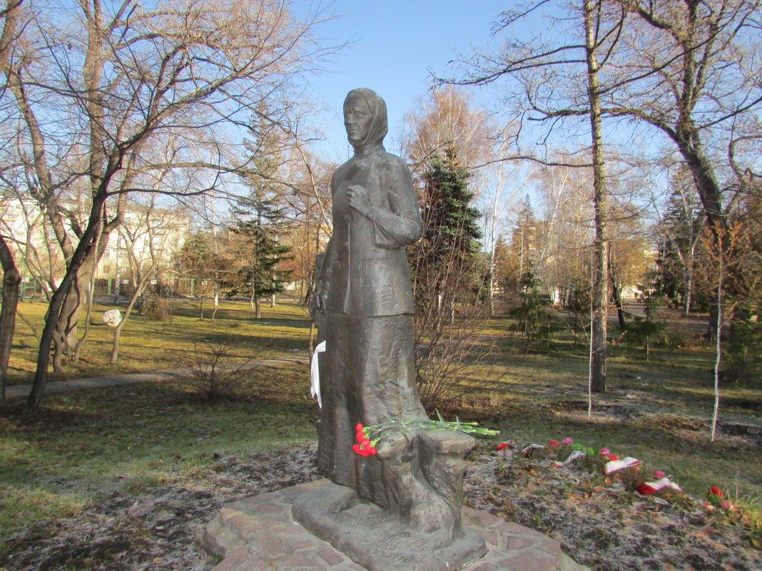 Памятник Анастасии Акатьевне Ларионовой - раиса Орловская