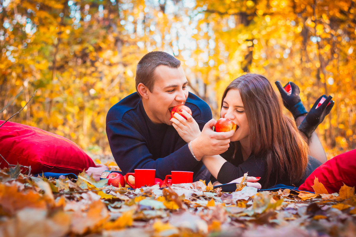 Красные яблоки и осень - Мила Адамова