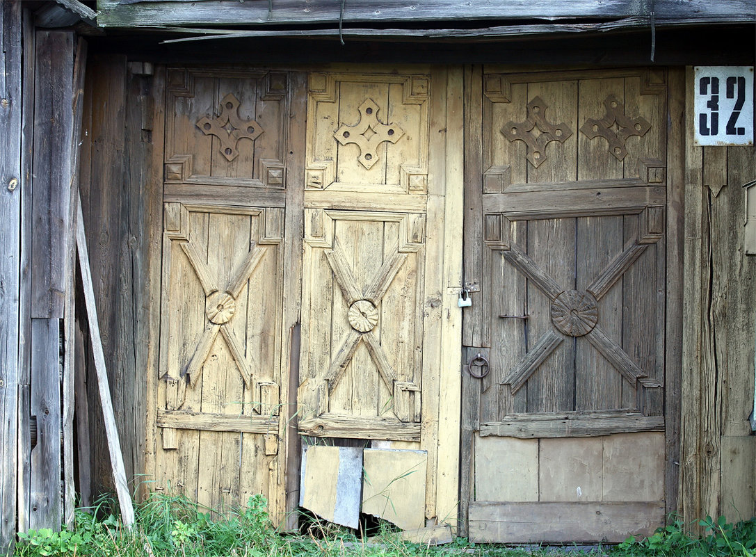 Старинные ворота...подобно дверям в прошлое... - Юрий Савинский