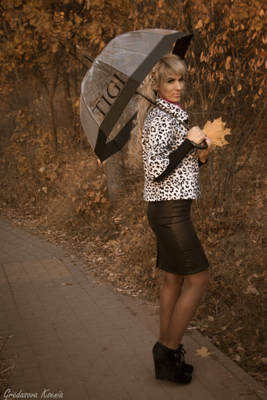 милая девушка с зонтом - Ksenia Sun