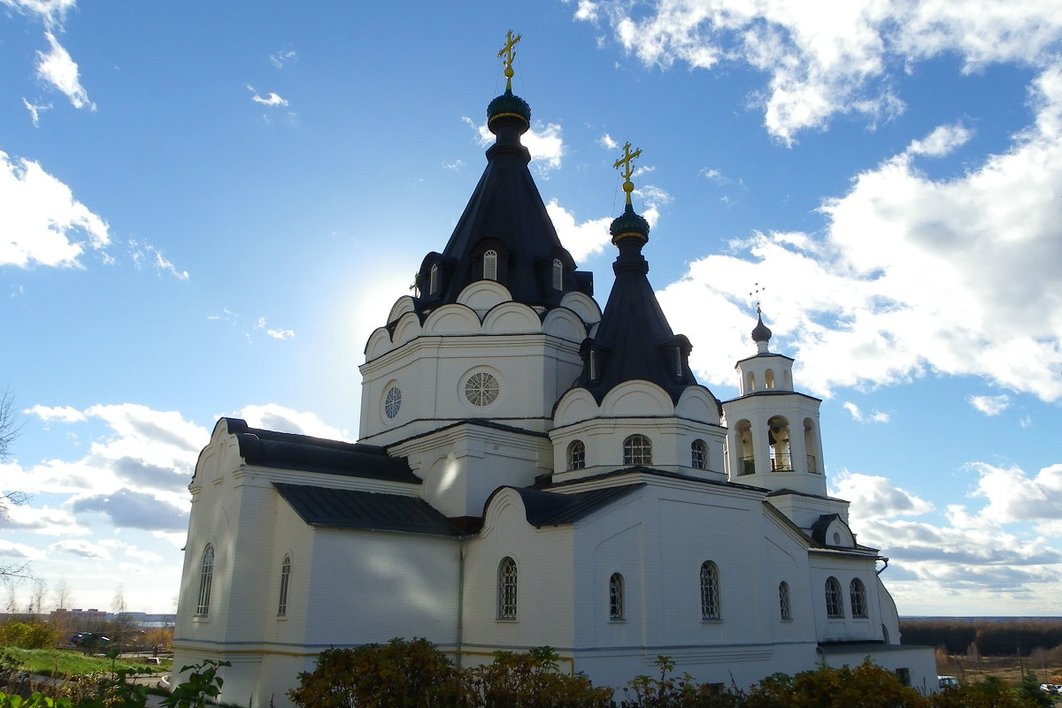 Храм в честь Св. Патриарха Тихона - Святец Вячеслав 