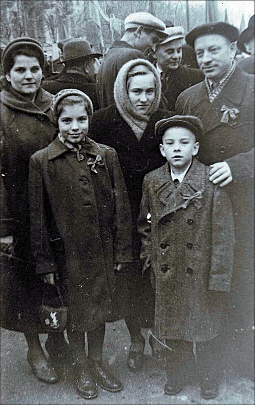 На демонстрации 7 ноября 1960 года - Нина Корешкова
