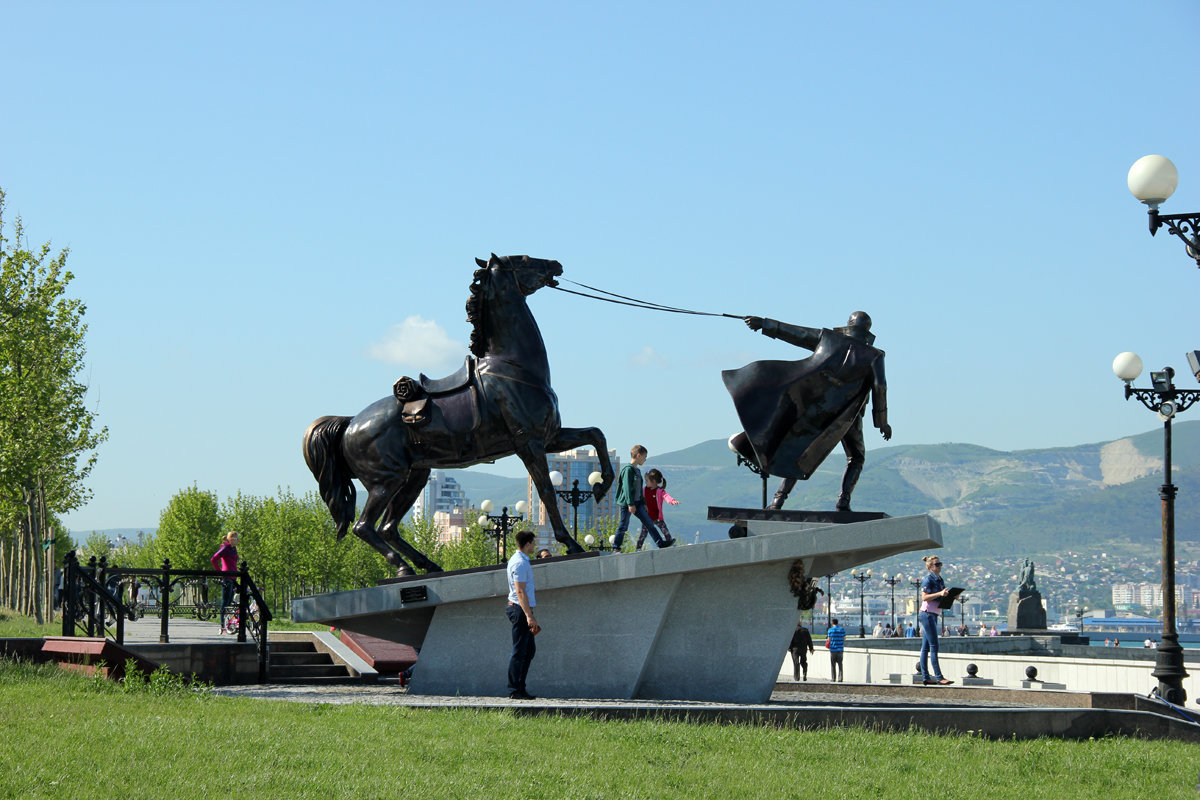 Памятник на набережной Новороссийска - Мила Данковцева