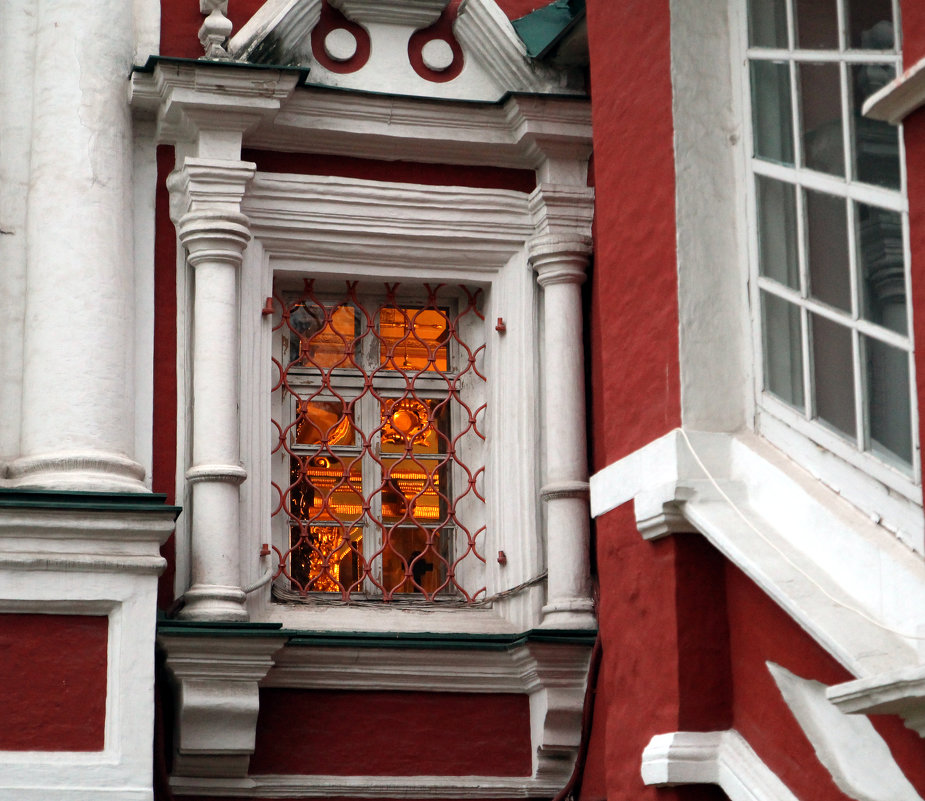 Новодевичий монастырь, теплое окно в холодной осени. - denny149 
