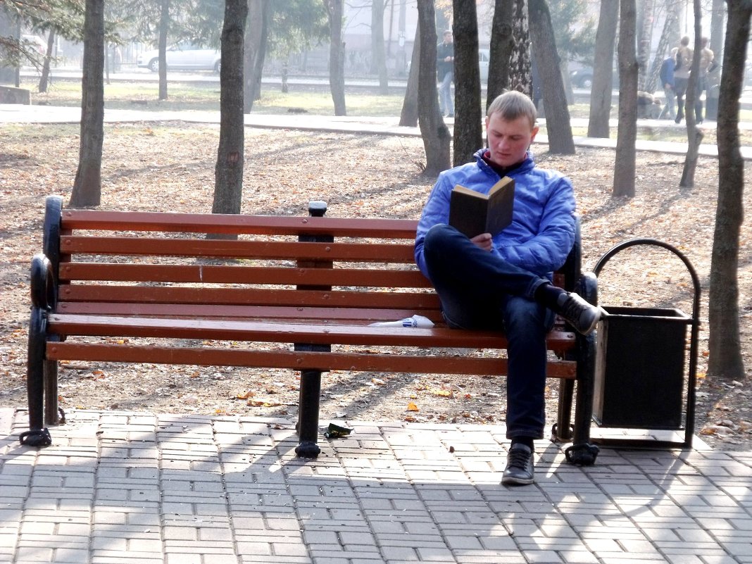 За чтением интересной книги - Анатолий Бугаев