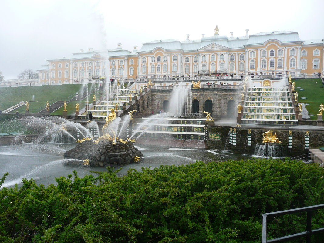 Вид на Большой дворец в Петергофе - Виктор 