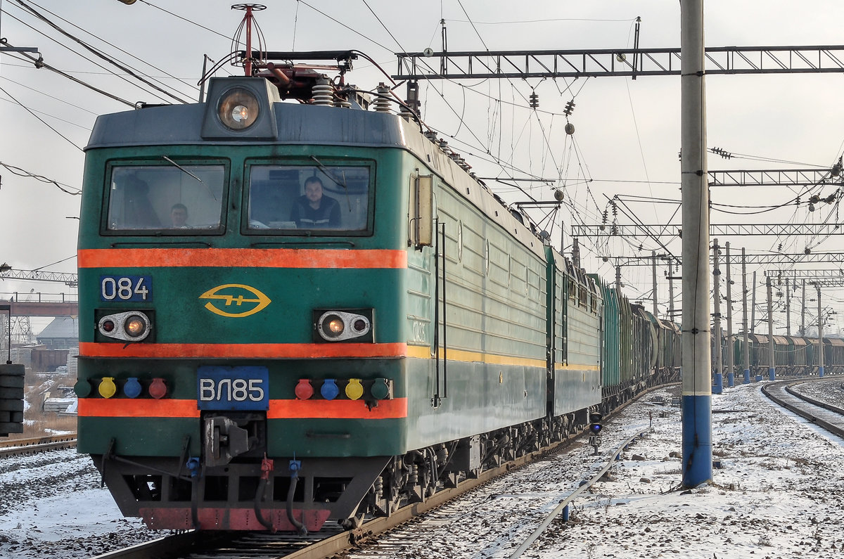 Электровоз ВЛ85-084 с грузовым поездом, станция Иркутск-Сортировочный - Андрей Иркутский