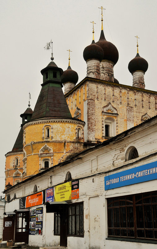 У стен монастыря - Дмитрий Близнюченко
