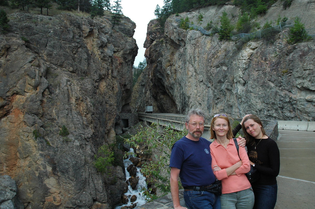 Семейный портрет на фоне скал Канады. - Владимир Смольников