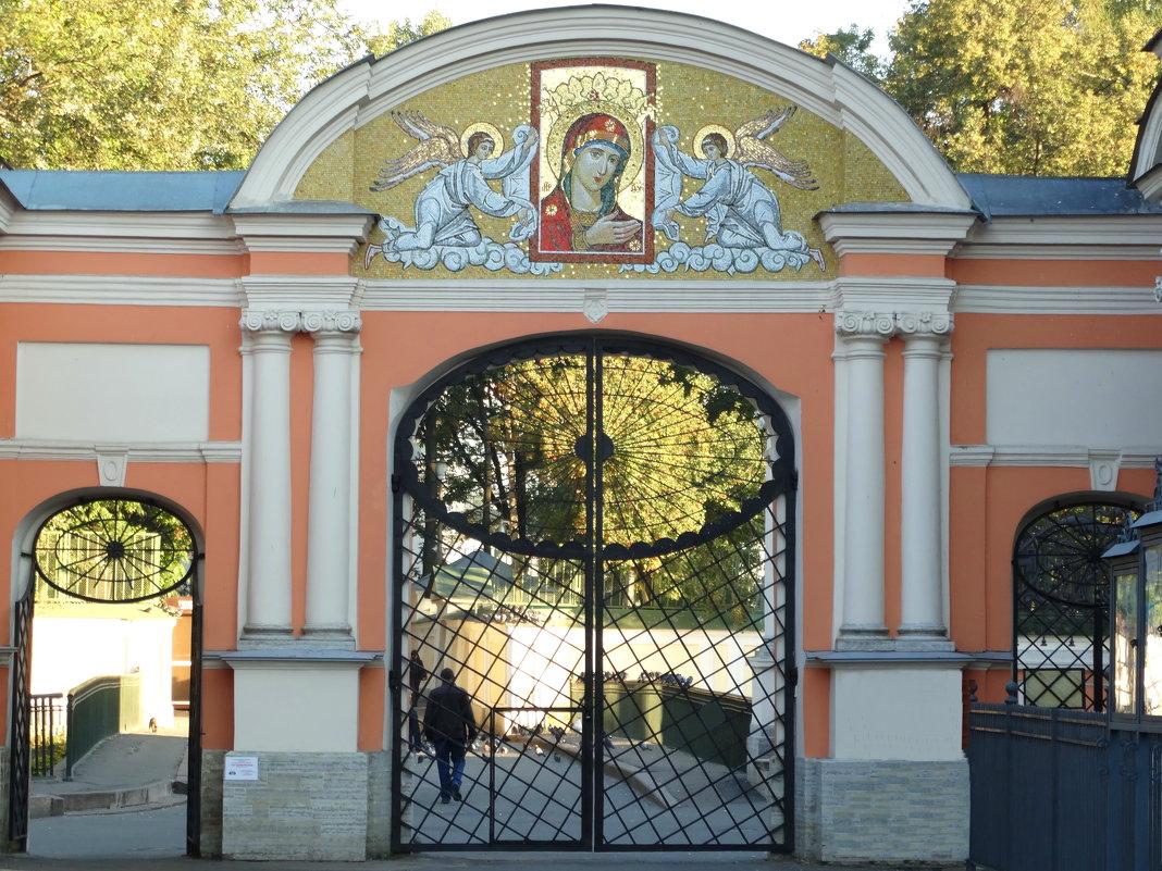 Ворота на входе - Владимир Гилясев