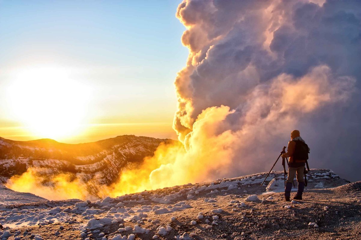 Сергей Козинцев - Восходящее солнце освещает клубы вулканических газов над кратером вулкана - Фотоконкурс Epson