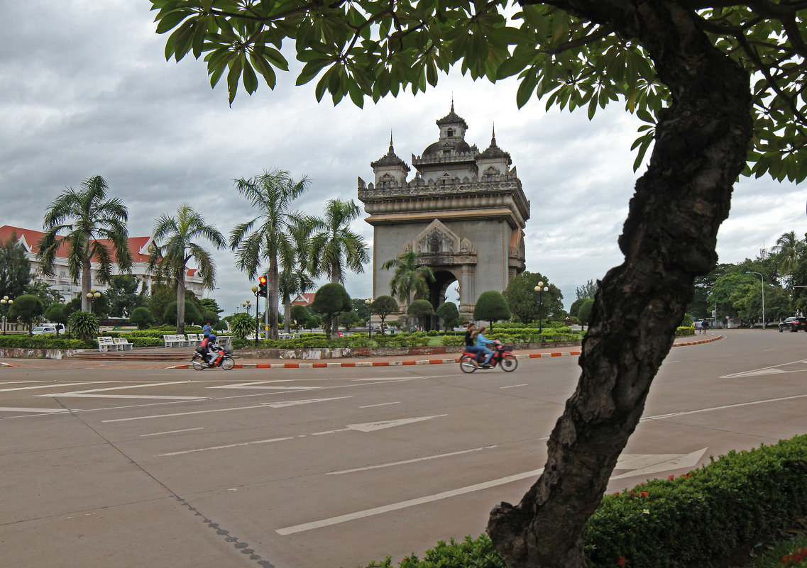 Лаос. Вьентьян. Триумфальная арка - Владимир Шибинский