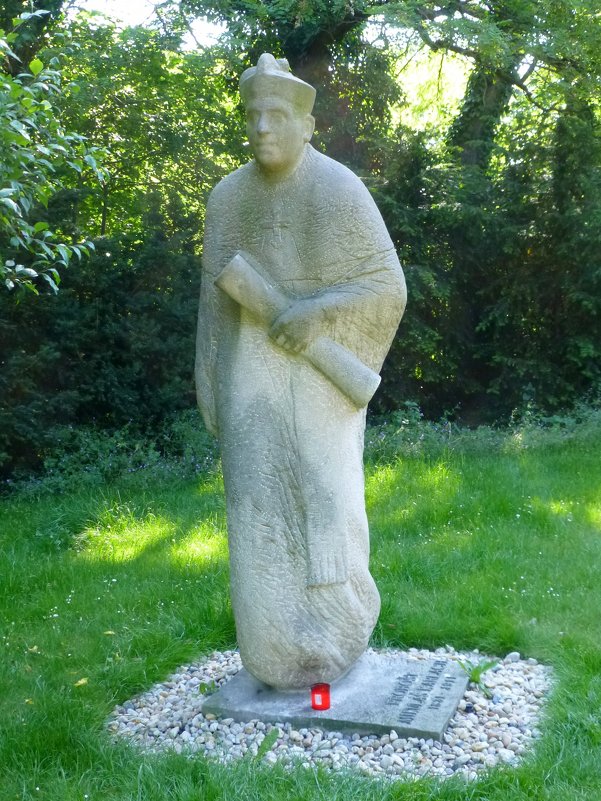 Памятник Миколашу Карлаху - Наиля 