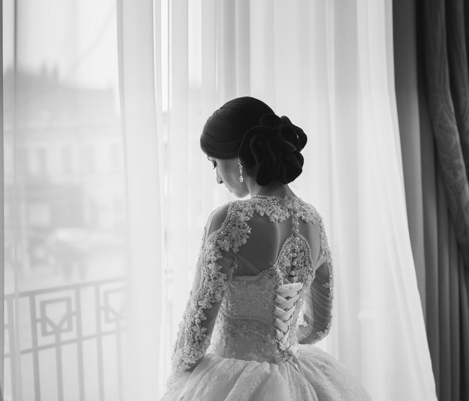 окно и невеста... - Батик Табуев