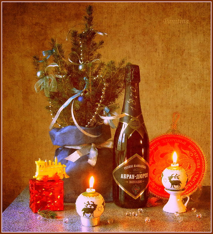 Признаки нового года в каждом доме: подарки, елочка, шампанское, свечи. - Валентина (Panitina) Фролова