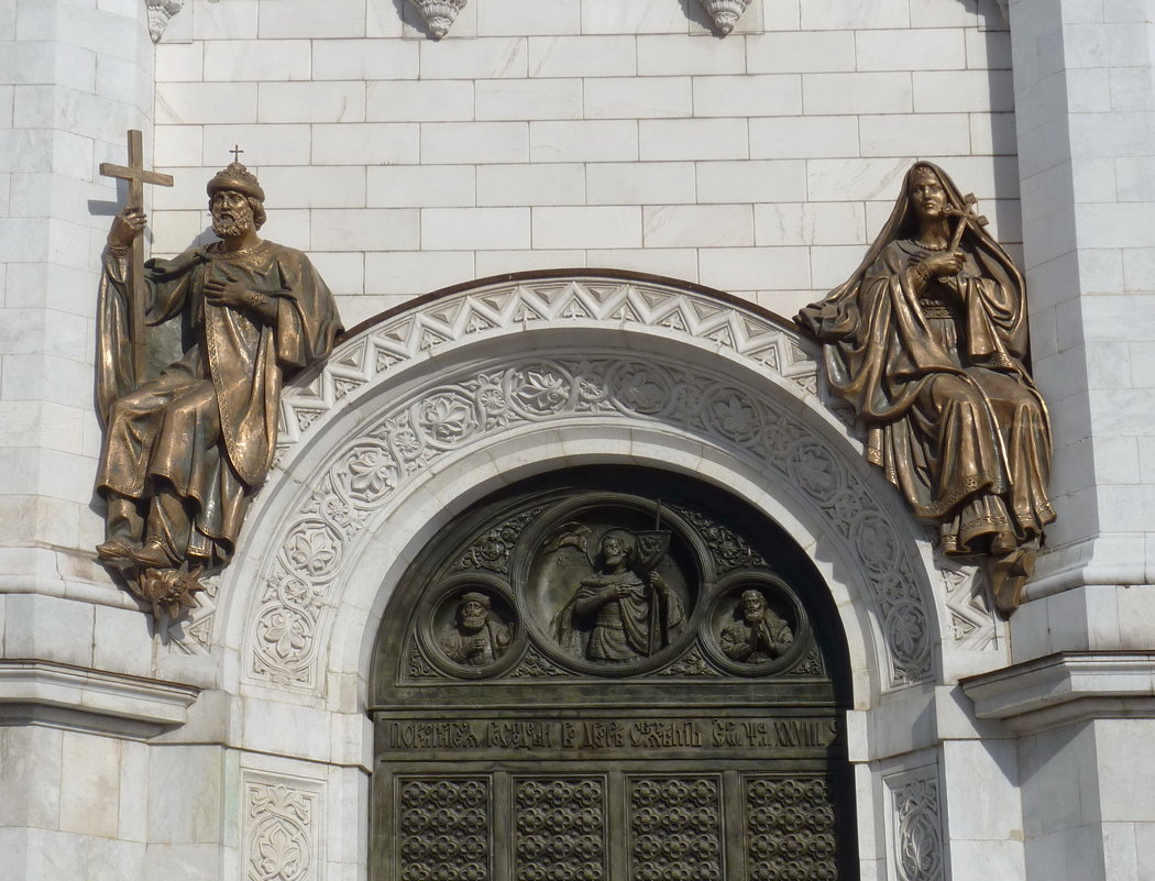 арка малых врат  северного  фасада Храма Христа Спасителя - Galina Leskova