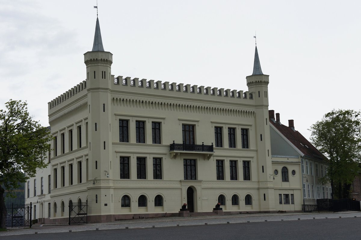 Изящное белое здание, обманчиво напоминающее замок, является норвежским минобороны - Елена Павлова (Смолова)