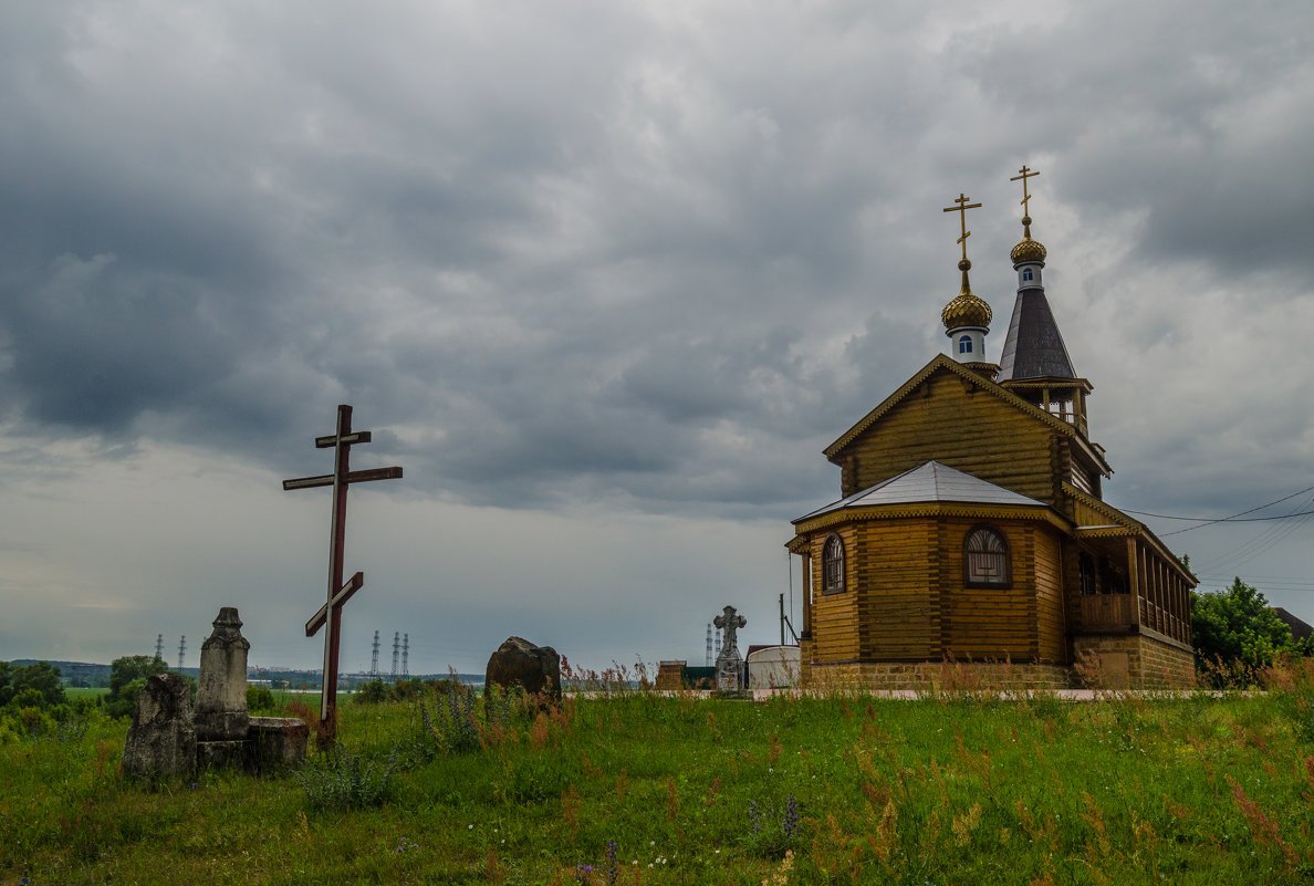 Захоронения возле храма - Михаил Михальчук