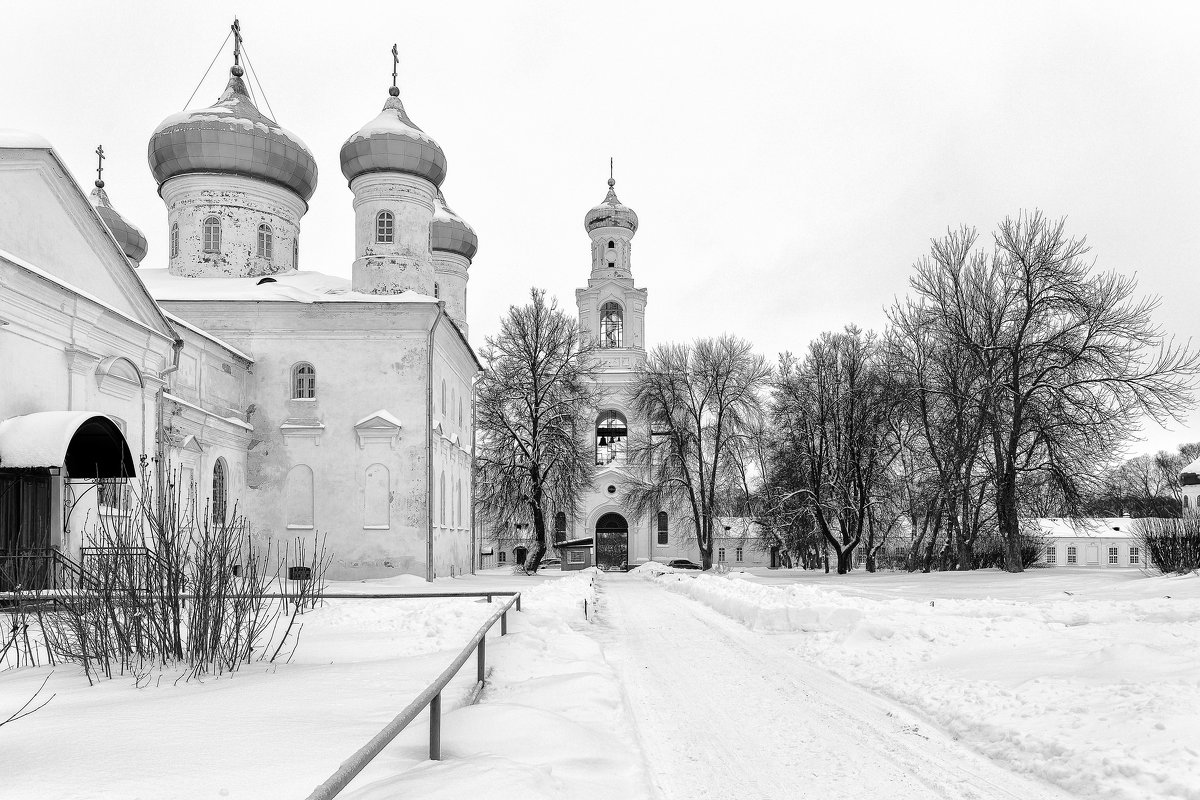 В монастырском дворе - Евгений Никифоров